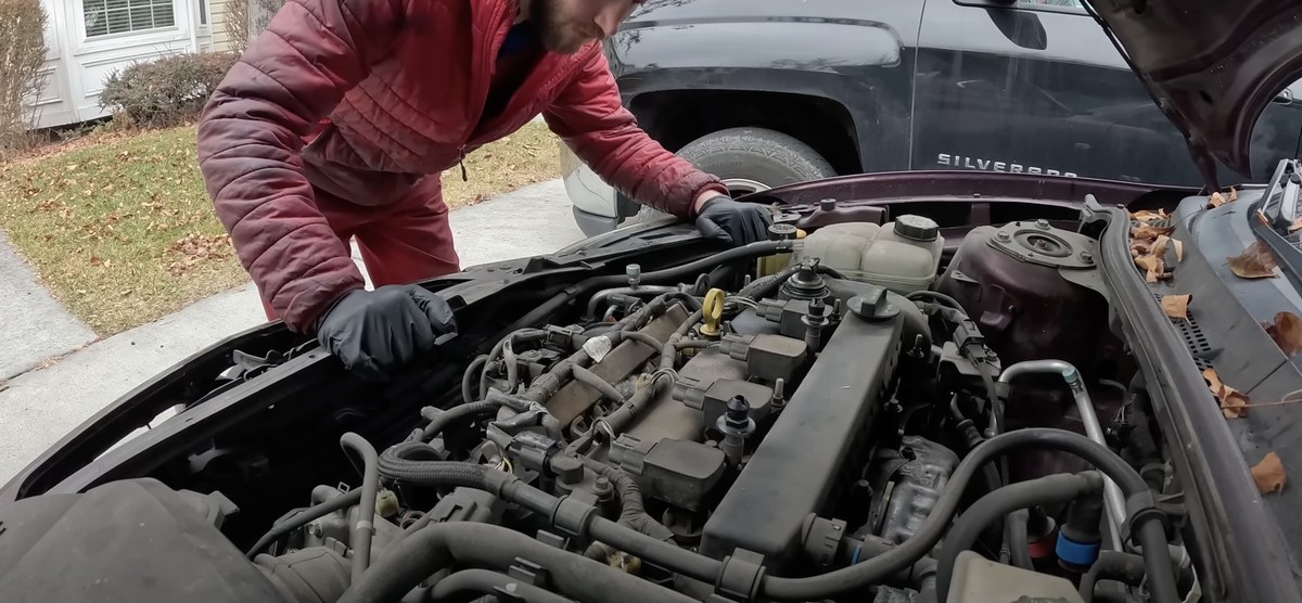 Denver mobile mechanic working a curbside repair